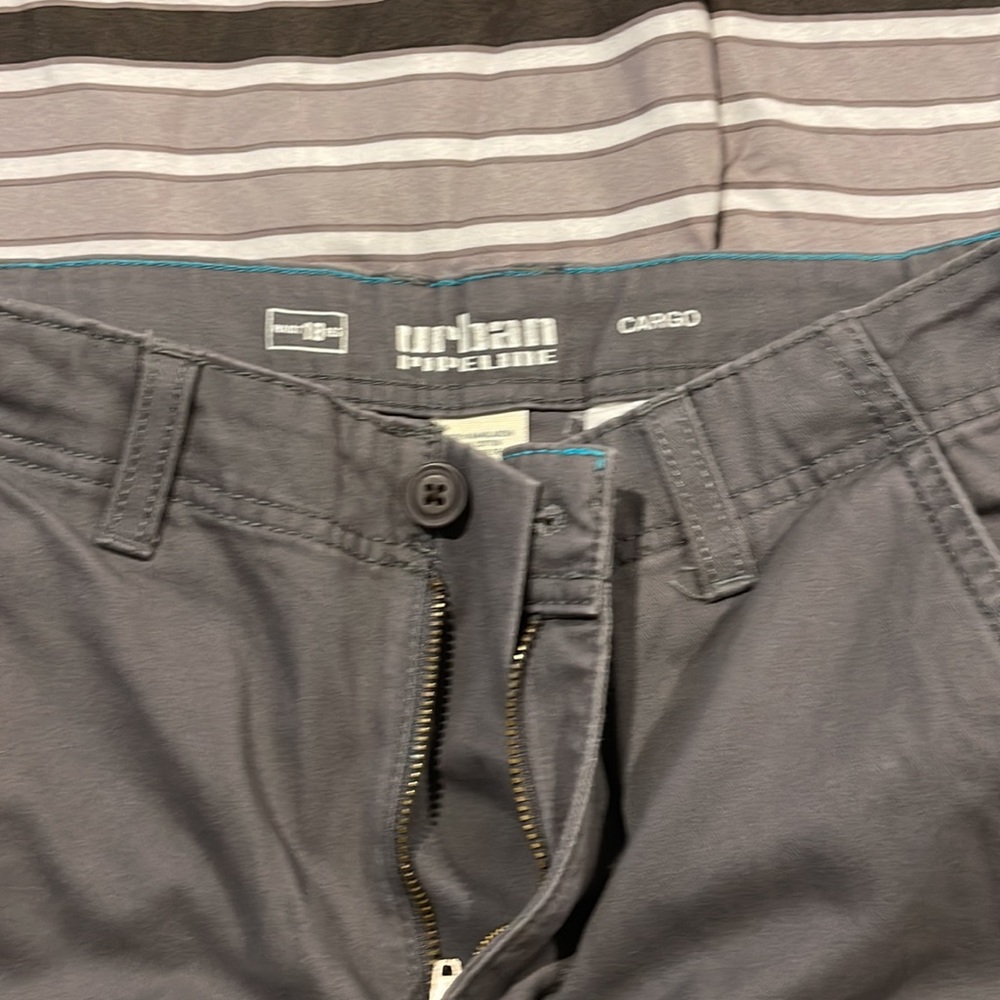 Kids 18 Inch Waist 9 inch inseam cargo shorts - Picture 2 of 2